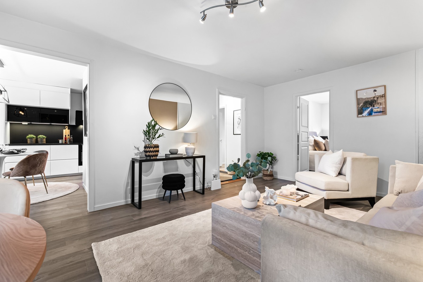 Veggene er slette og malt i lyse farger. Gulvet er belagt med laminat som er gjennomgående i boligen. Galleribilde