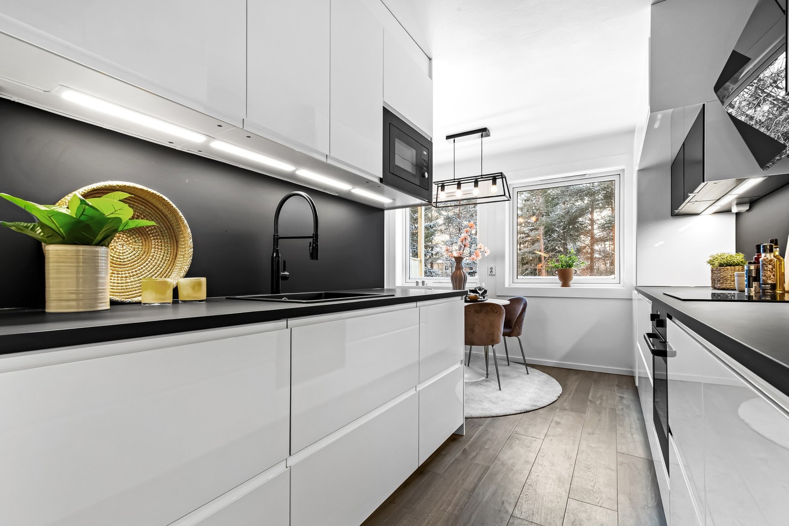 Innredningen har glatte fronter og enkelte vitrineskap. Videre er det laminat benkeplate med nedfelt komposittkum. Galleribilde