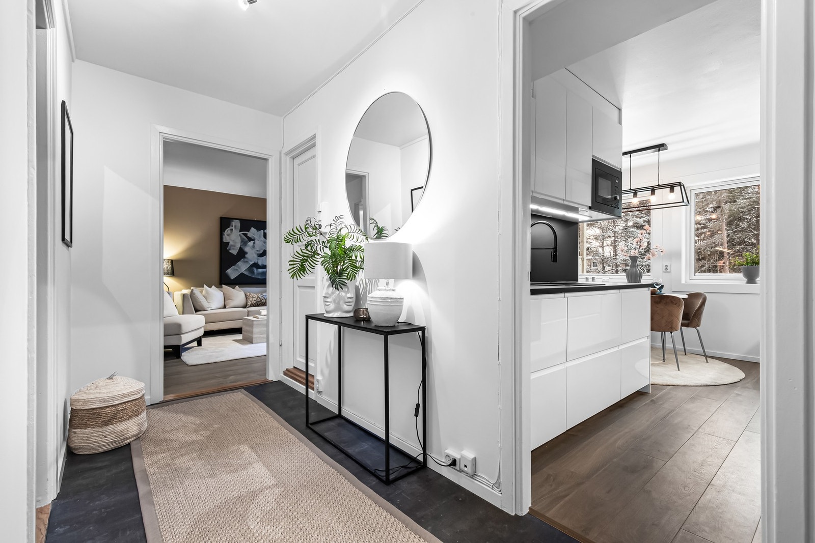 I entréen blir vi ønsket velkommen i en pen entré med lyse veggflater og flisligende laminat på gulvet. Galleribilde