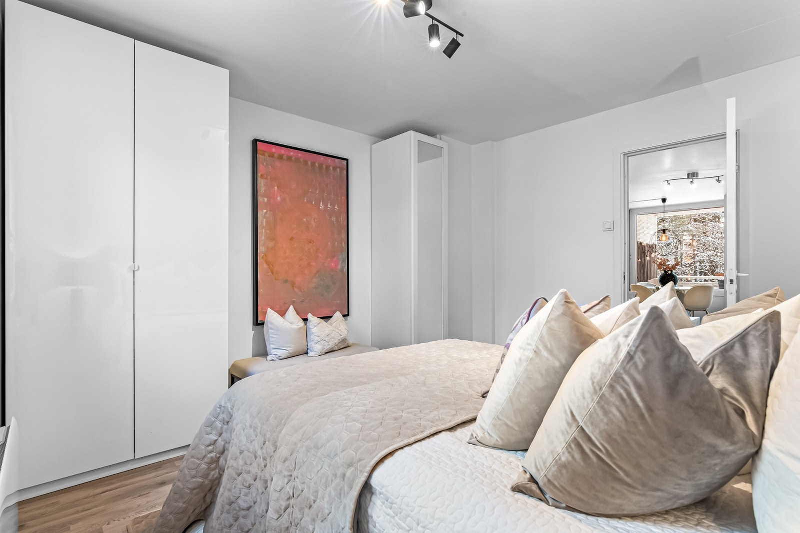 Hovedsoverommet har en romslig garderobeløsning som gir rikelig med oppbevaringsplass. Galleribilde