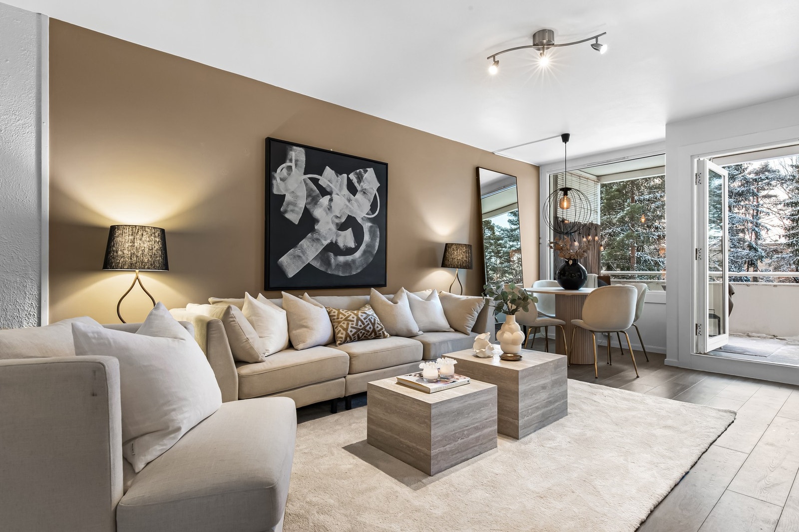 Rommet får godt med naturlig lysinnslipp fra store vindusflater mot vest. Vinduene og balkongdøren ble skiftet i regi av borettslaget i 2016. Galleribilde