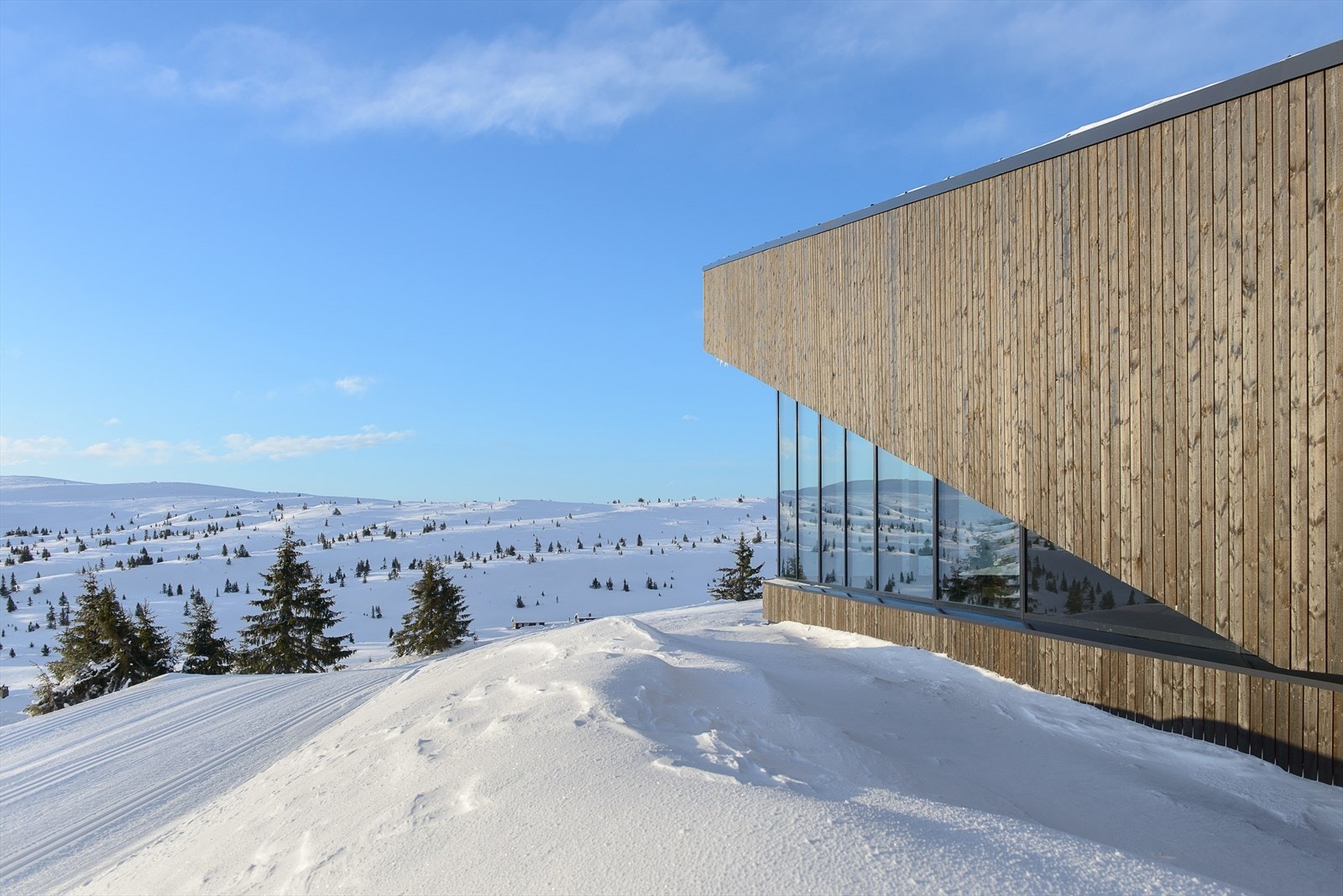Restaurantbygget på Pellestova ligger rett i nærheten. Galleribilde