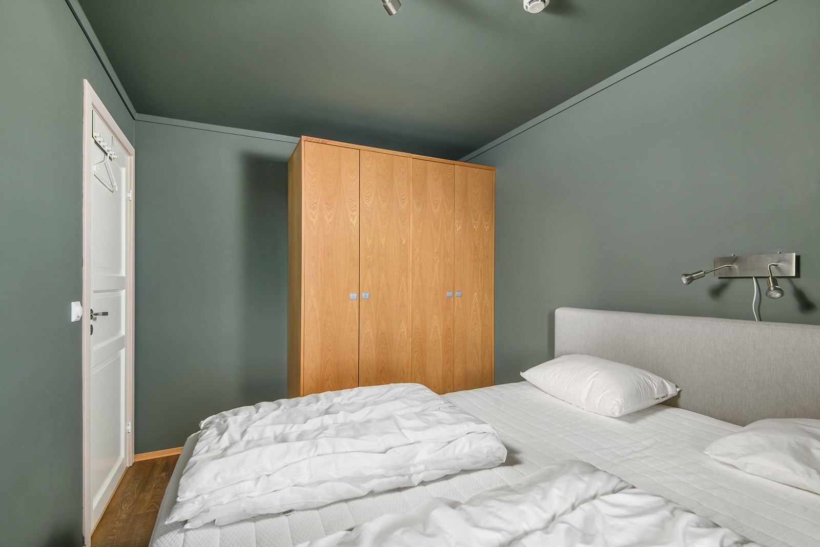 Det er plass til dobbeltseng og garderobeskap på hovedsoverommet. Galleribilde