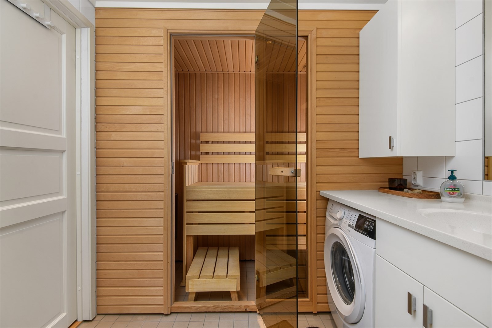 Badstue med trebenker og elektrisk badstueovn. Galleribilde