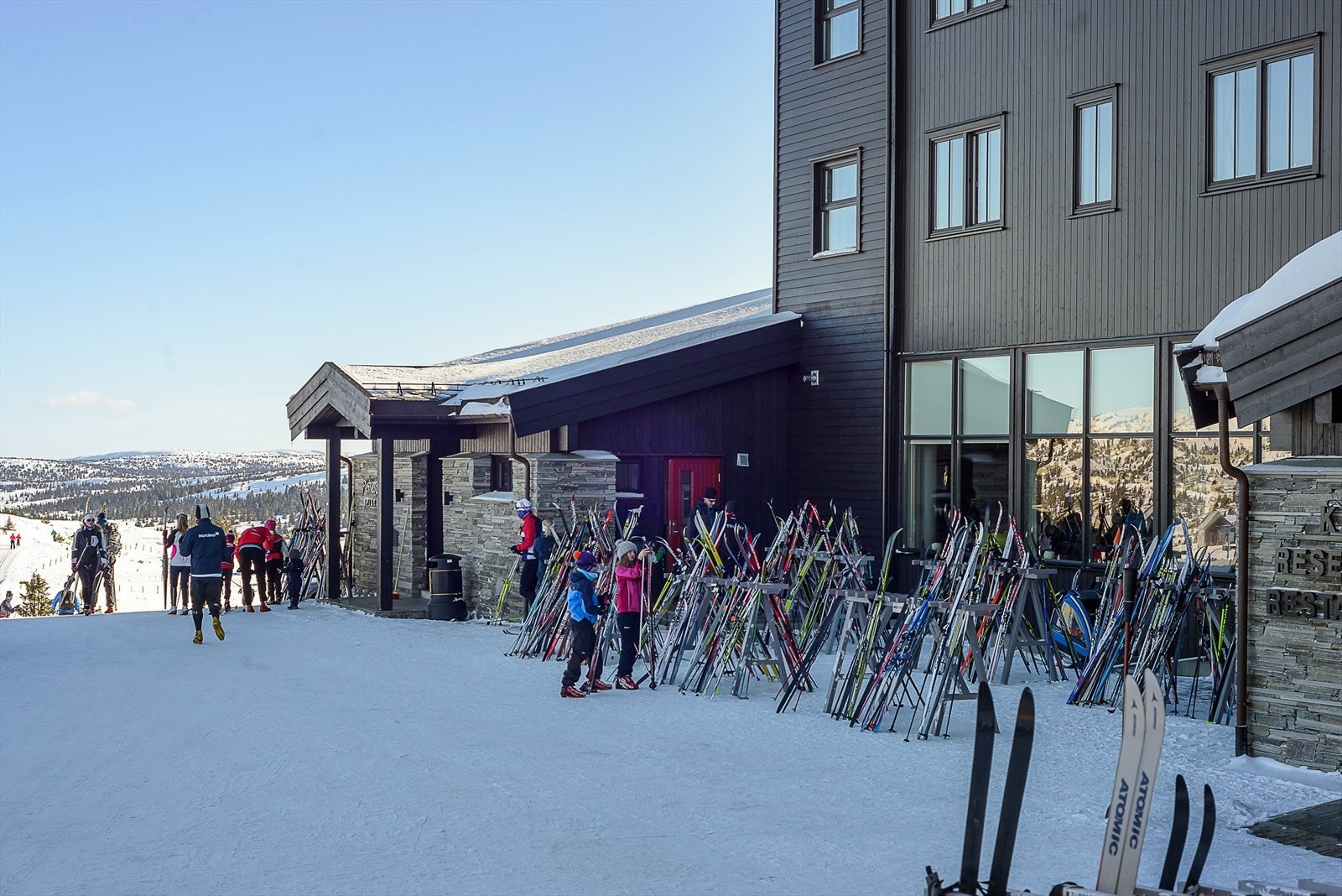 Inne i restauranten er det mulig å kjøpe seg både lunsj og middag. Galleribilde