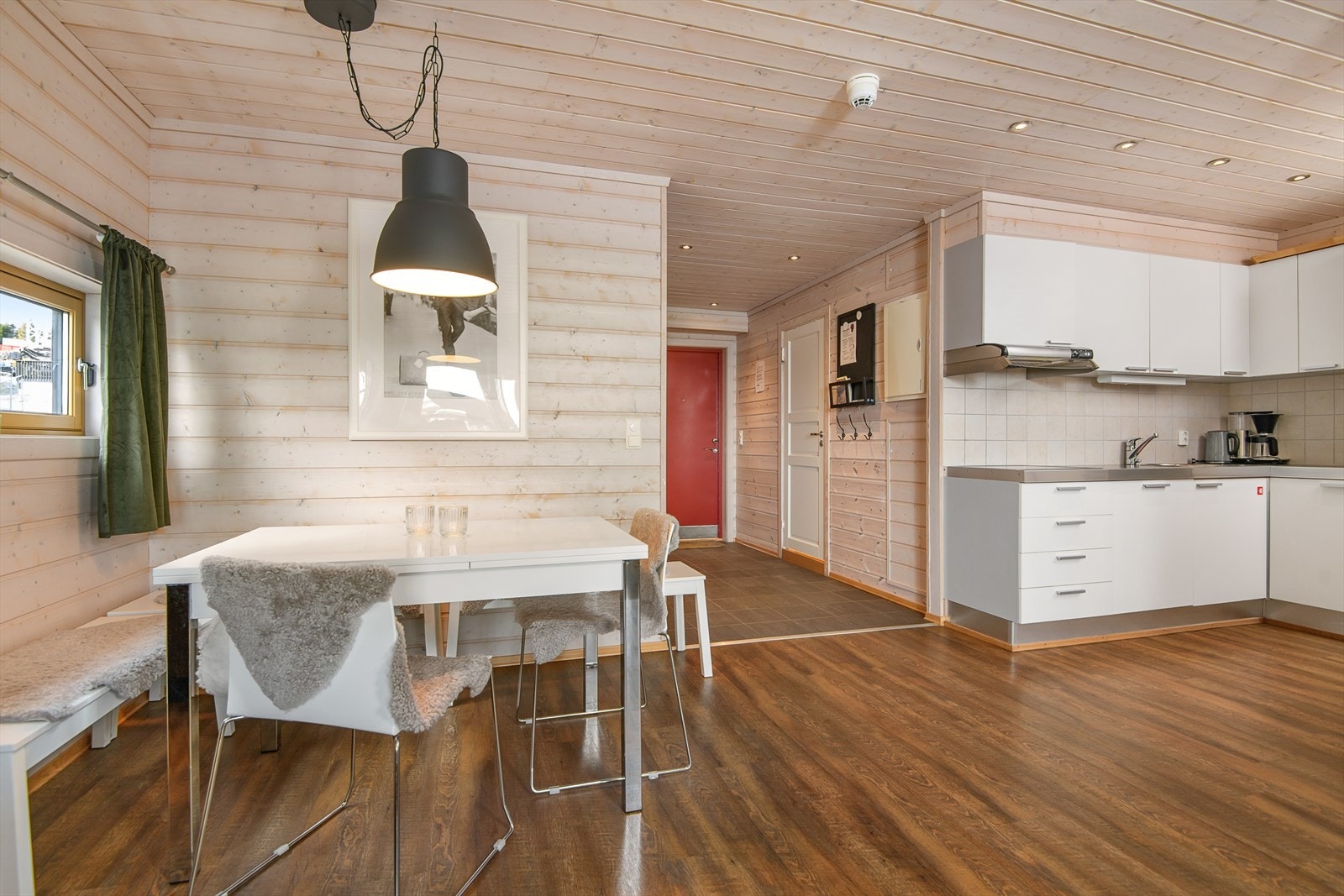 Leiligheten har en åpen løsning mellom kjøkken og spiseplass/stue. Galleribilde