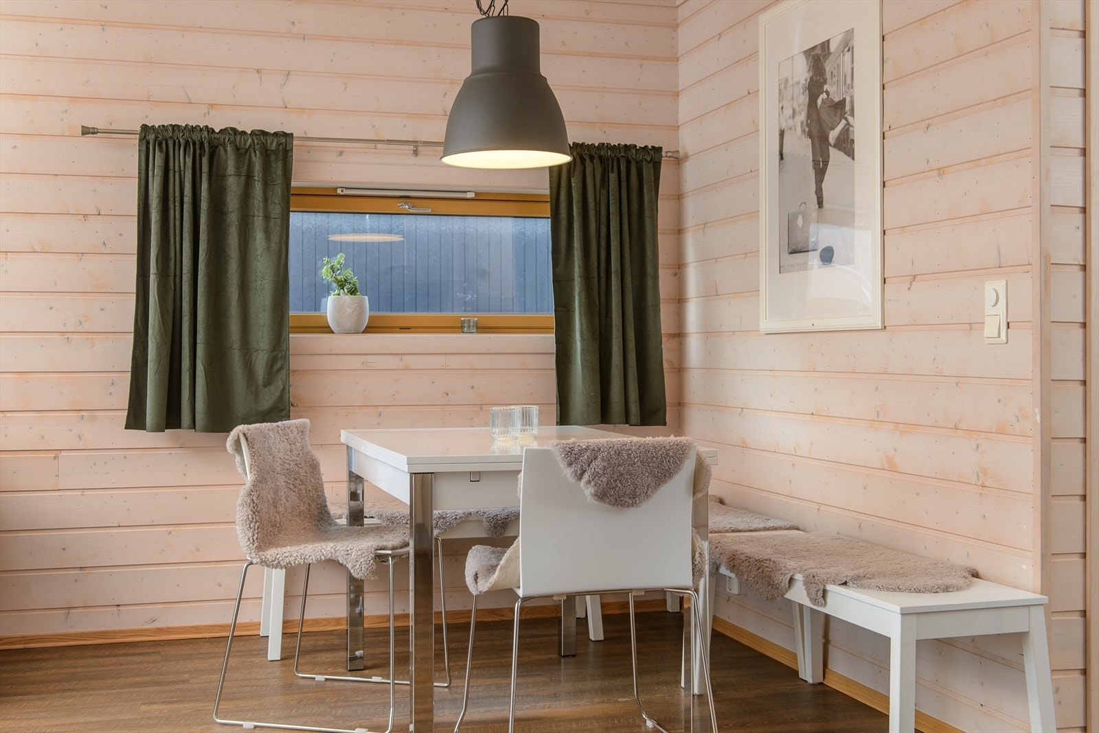 Spisebordet er plassert med fin kontakt til kjøkkenet. Galleribilde