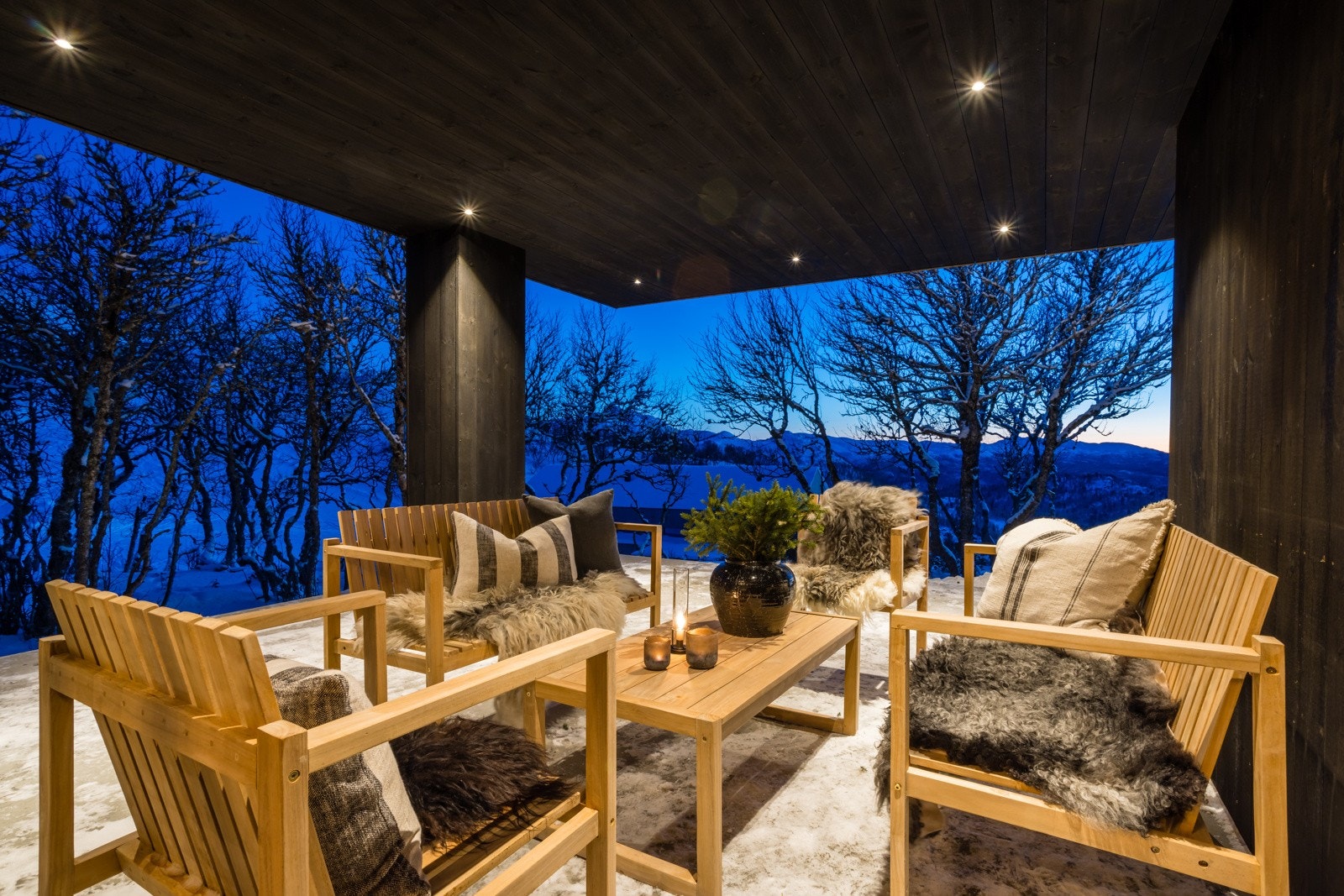 Påkostede uteomåder med natursteinstrapp, murer, støpt terrasse og steinsatt grunnmur med 30x30 håndstablet stein Galleribilde