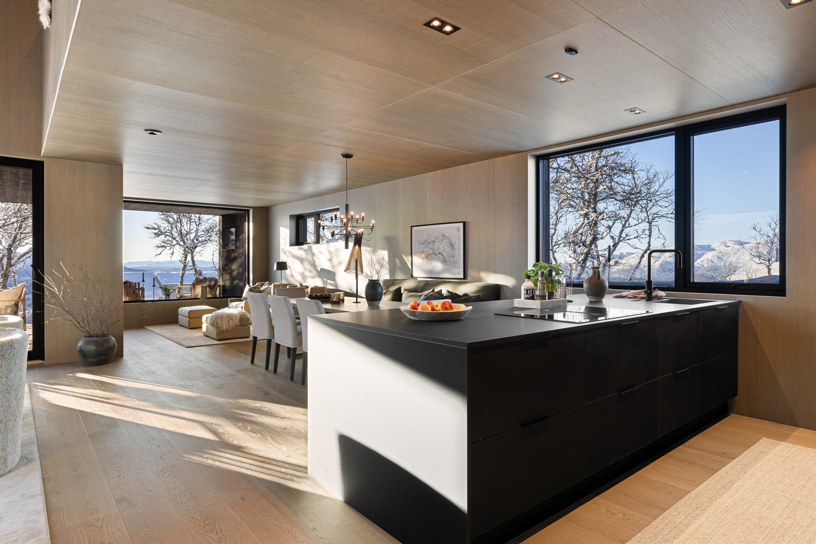 Kjøkkenet har godt med skap- og benkeplass. God plass til spisemøblement i tilknytning til kjøkken Galleribilde