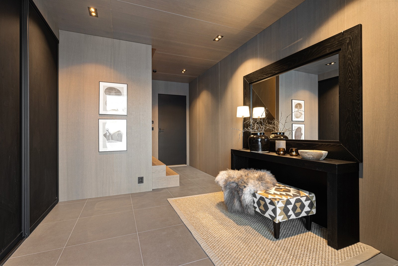 Fra innbydende, overbygget inngangsparti kommer man inn i en meget romslig hall med plassbygd garderobeskap. Hytta har vannbåren varme i alle etasjer Galleribilde