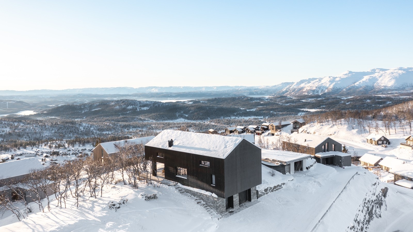 Her kan man kjøre rett inn i garasjen og gå tørrskodd videre inn i hytta. Hytta har 30x30 tørrmurt eksklusiv Oppdal skifer på grunnmuren Galleribilde
