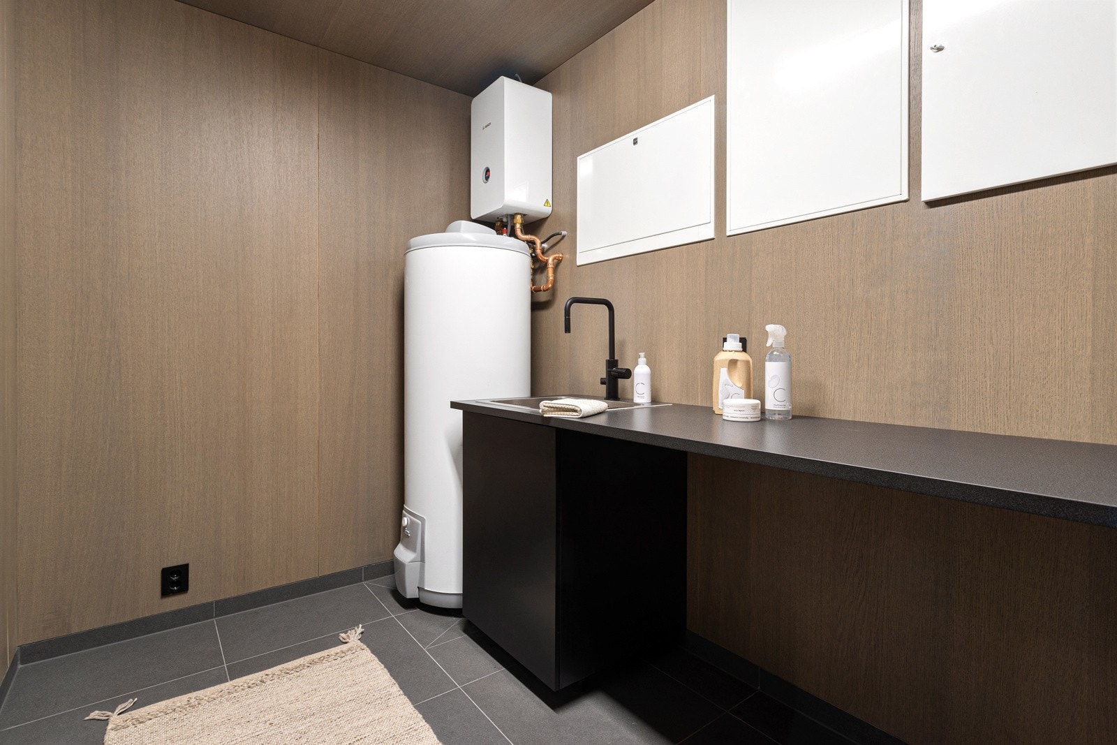 Direkte inngang til vaskerom via hall. Det er montert opplegg til vaskemaskin, servant, teknisk anlegg til vannbåren varme og hytta ellers samt VV tank på 200 liter Galleribilde