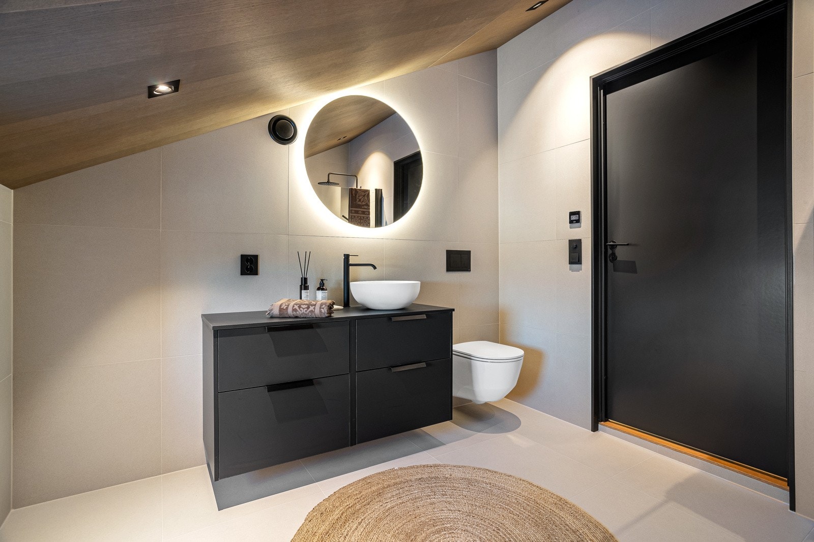 Lekkert og tidsmessig baderom i 2. etasje med eksklusive, lyse fliser på gulv og vegger Galleribilde