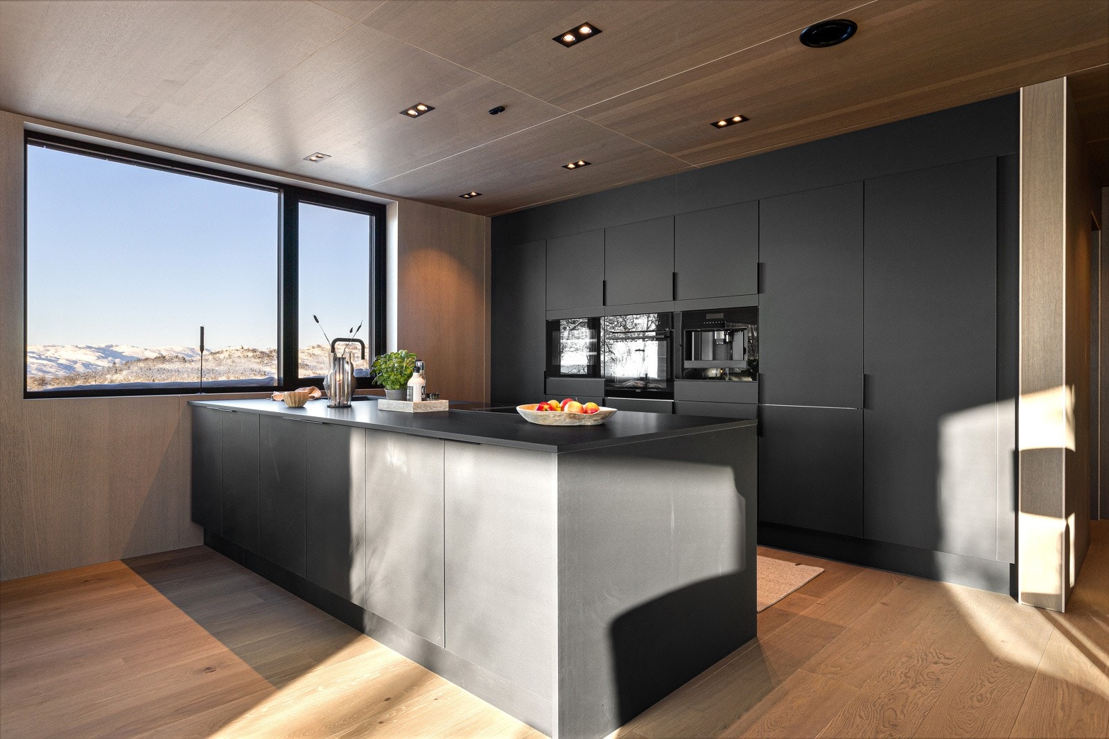 Lekker kjøkkeninnredning fra HTH i en moderne, sort utførelse. Eksklusive hvitevarer fra AEG. Galleribilde