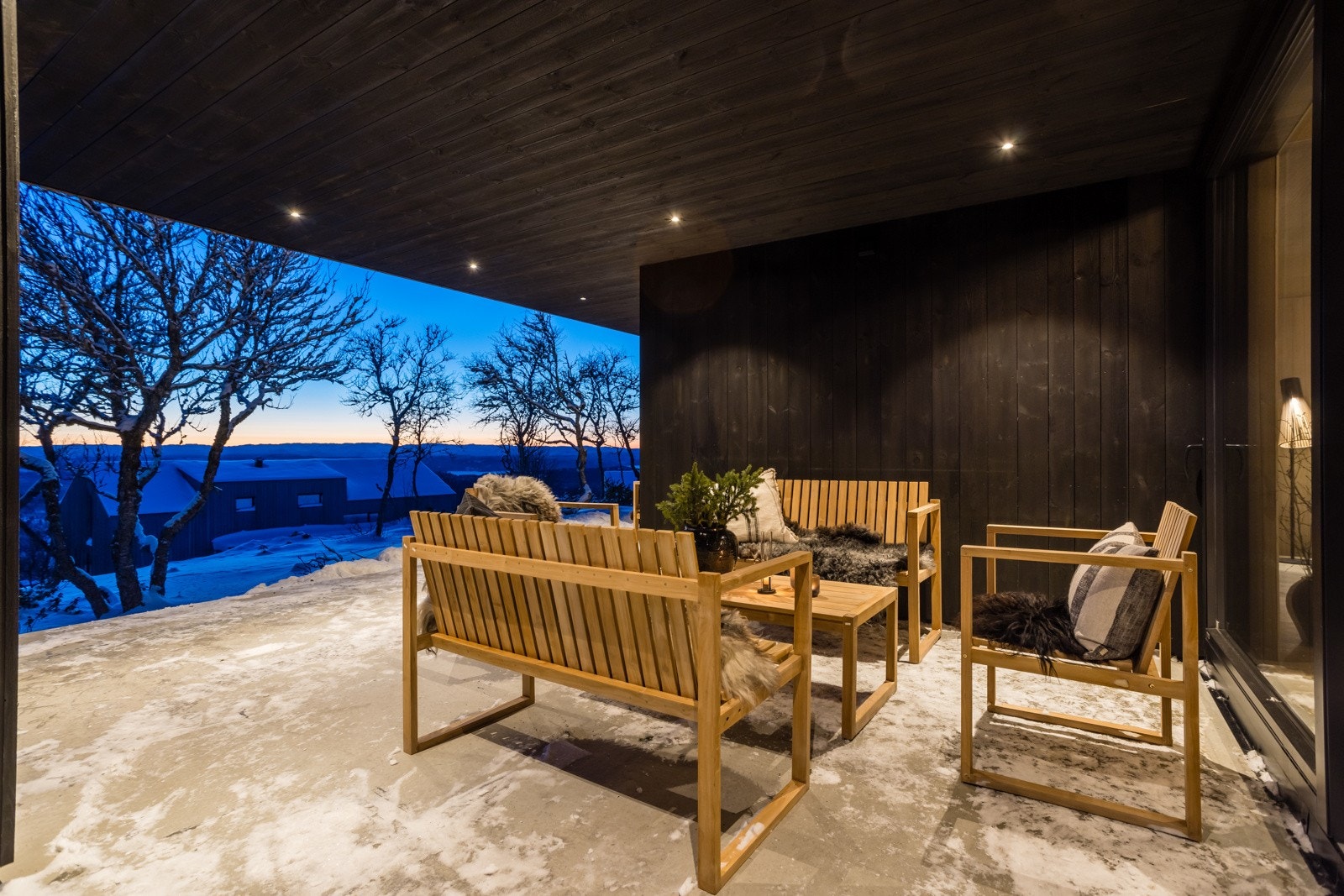 Lun terrasse, skjermet for vær og vind Galleribilde