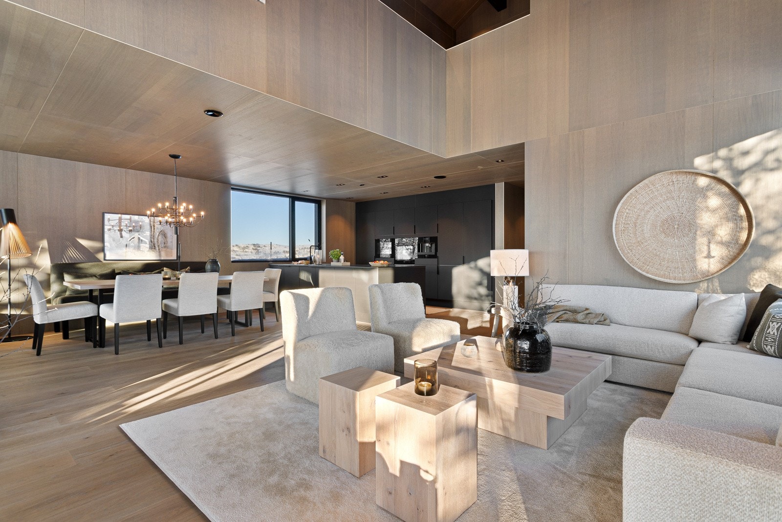 Her er det god plass til å invitere venner og familie. Hele hytta er innredet med eksklusive eikeplater i tak og på vegger Galleribilde