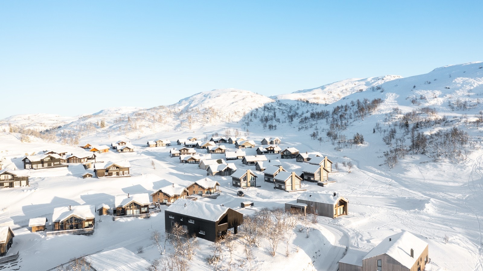Eiendommen ligger på toppen av en kolle, i en eksklusiv gate med få hytter og store tomter Galleribilde