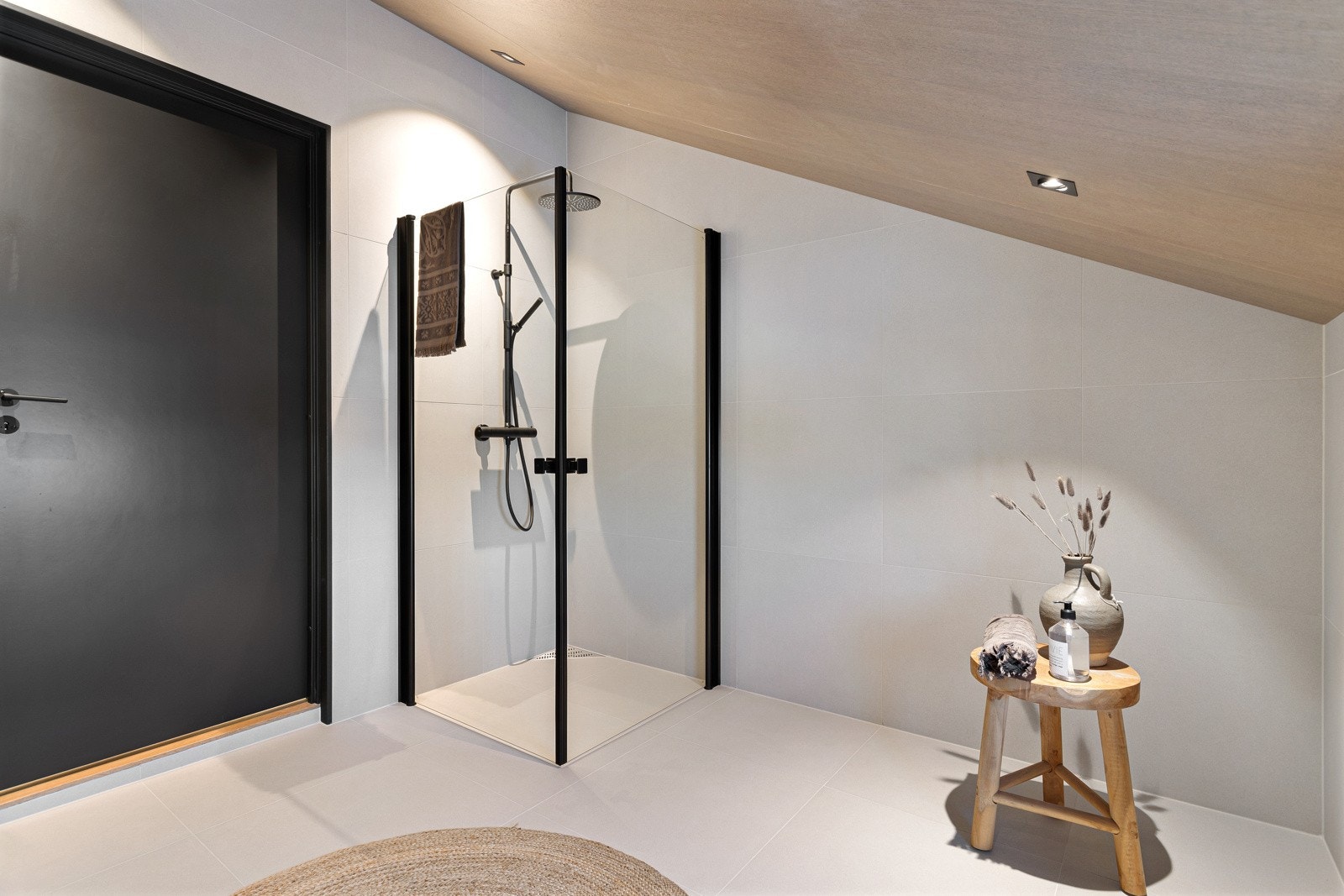 Badet inneholder stilren innredning med servant og speil, dusjnisje med glassvegger og waterfall armatur, samt vegghengt toalett Galleribilde