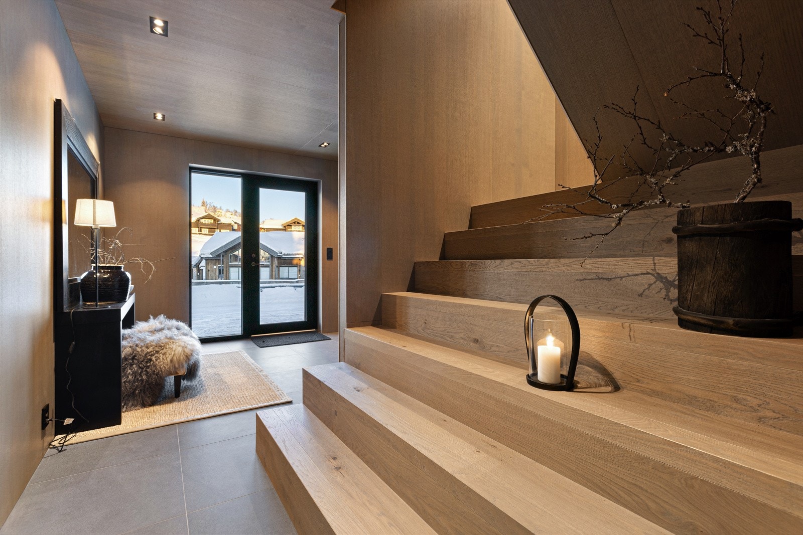 Plassbygget designtrapp i eik. Trappen er ekstra bred og gir fine sitteplasser mens man venter på resten av familien Galleribilde