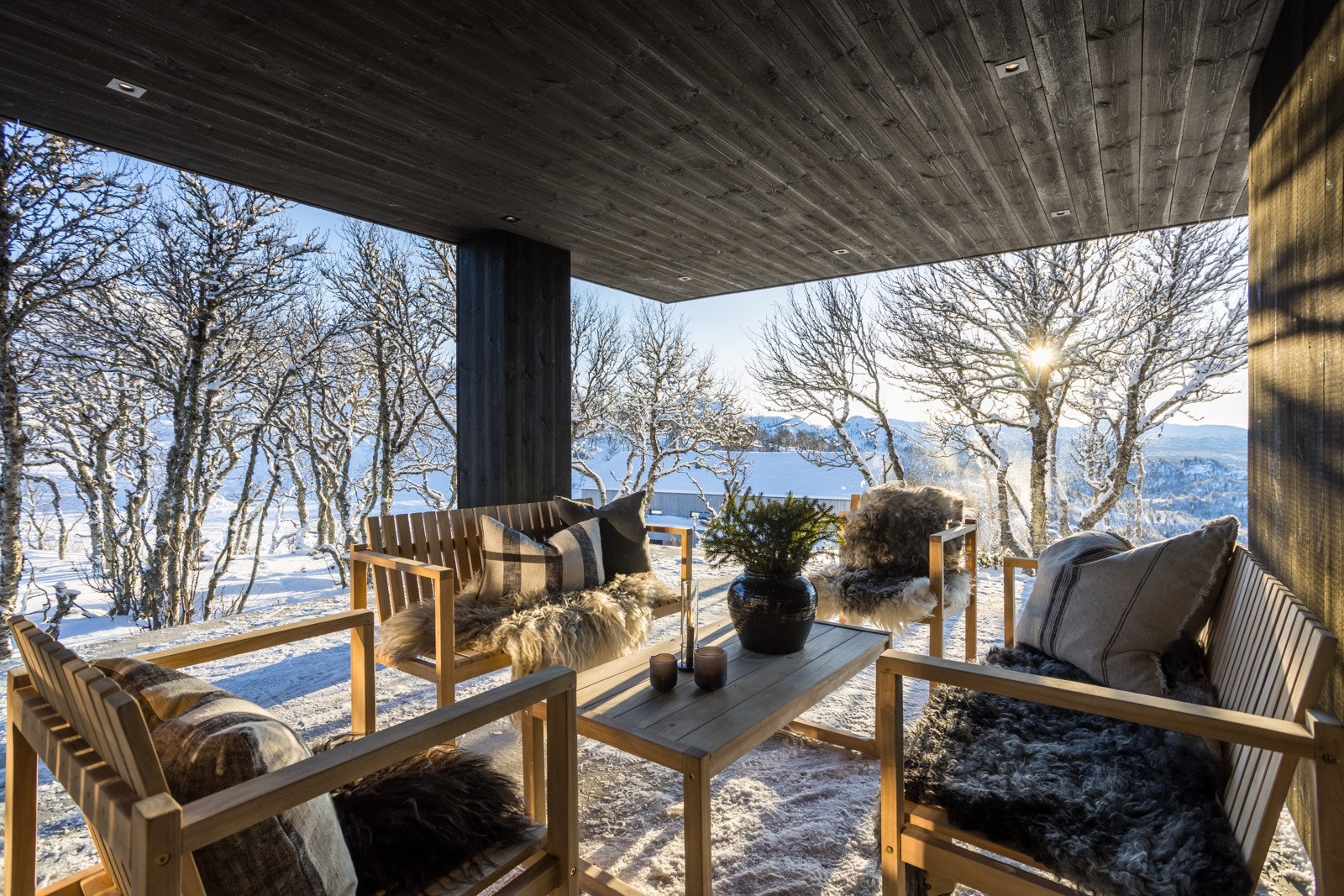 Eiendommen ligger sørvest-vendt og har sol fra tidlig morgen til sent på kveld. Hytta har en særdeles god beliggenhet med ski inn/ut til alpinbakkene og Silkedalsløypa rett utenfor døren Galleribilde