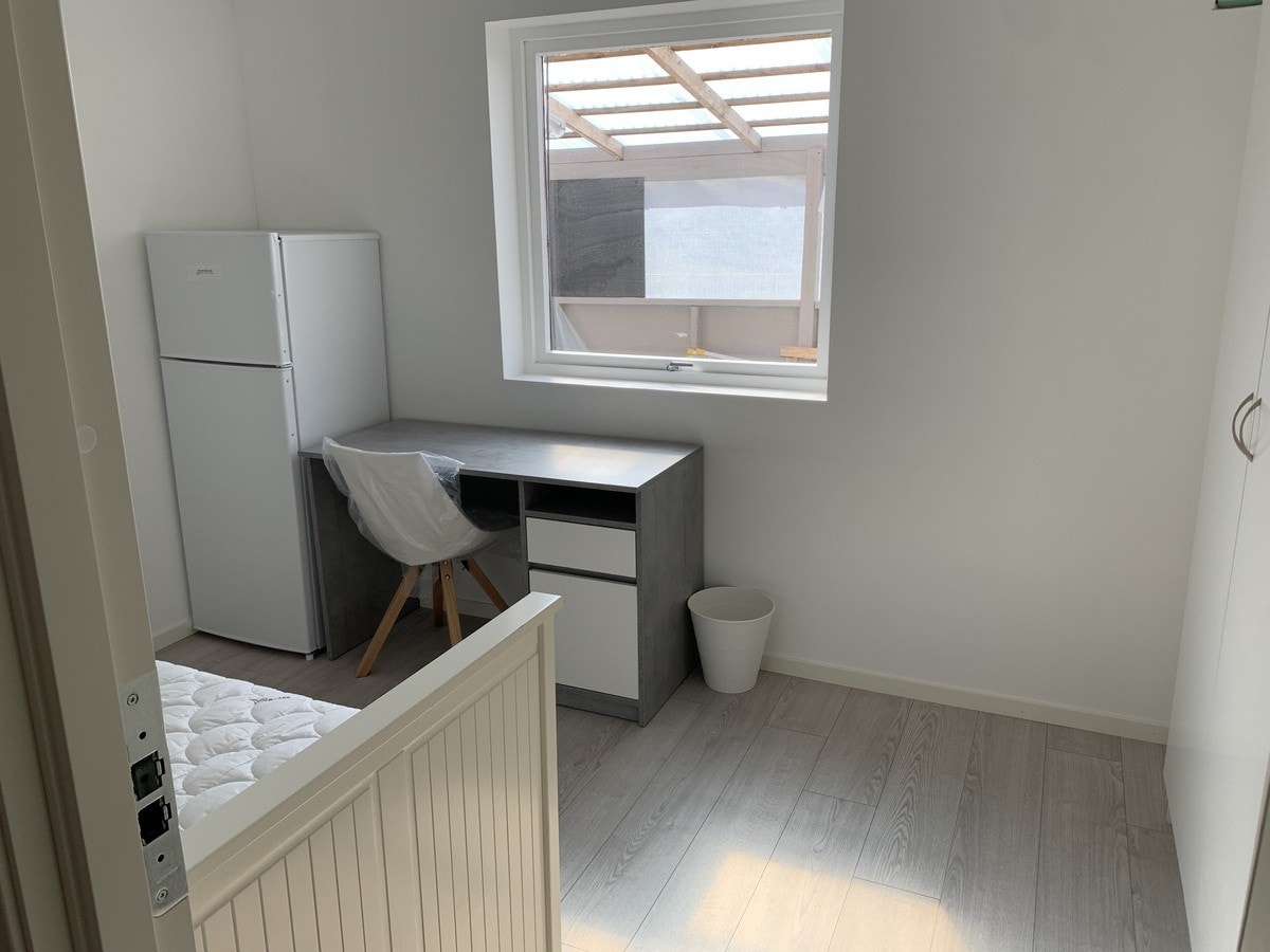 Alle rom har seng, pult, stol, klesskap og kjøleskap Galleribilde