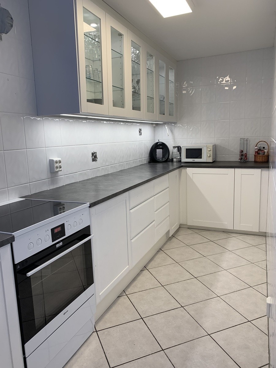 Stort kjøkken med mange skap Galleribilde