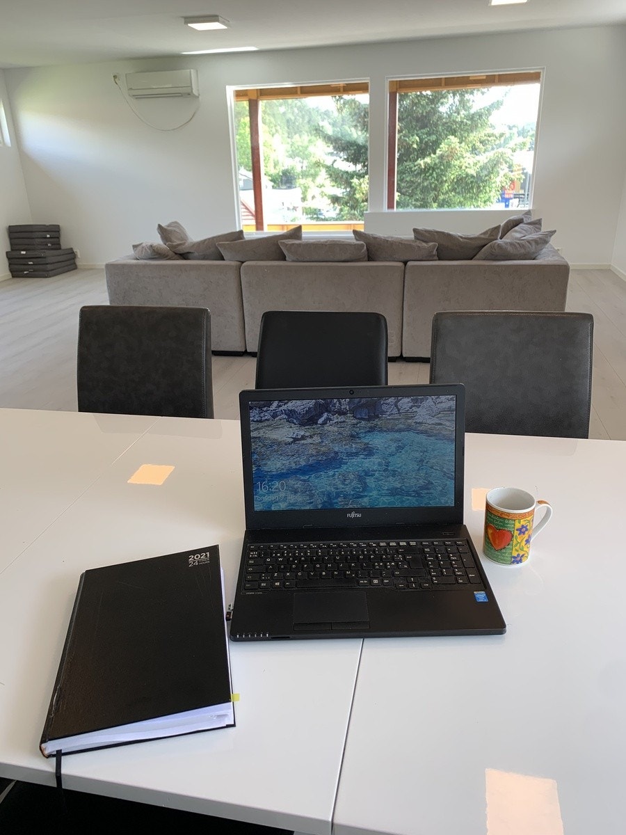 Stor stue med spisebord til 10 Galleribilde