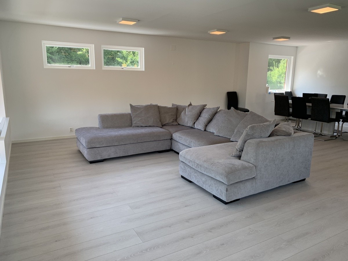 Stor sofa med utsikt i stuen Galleribilde