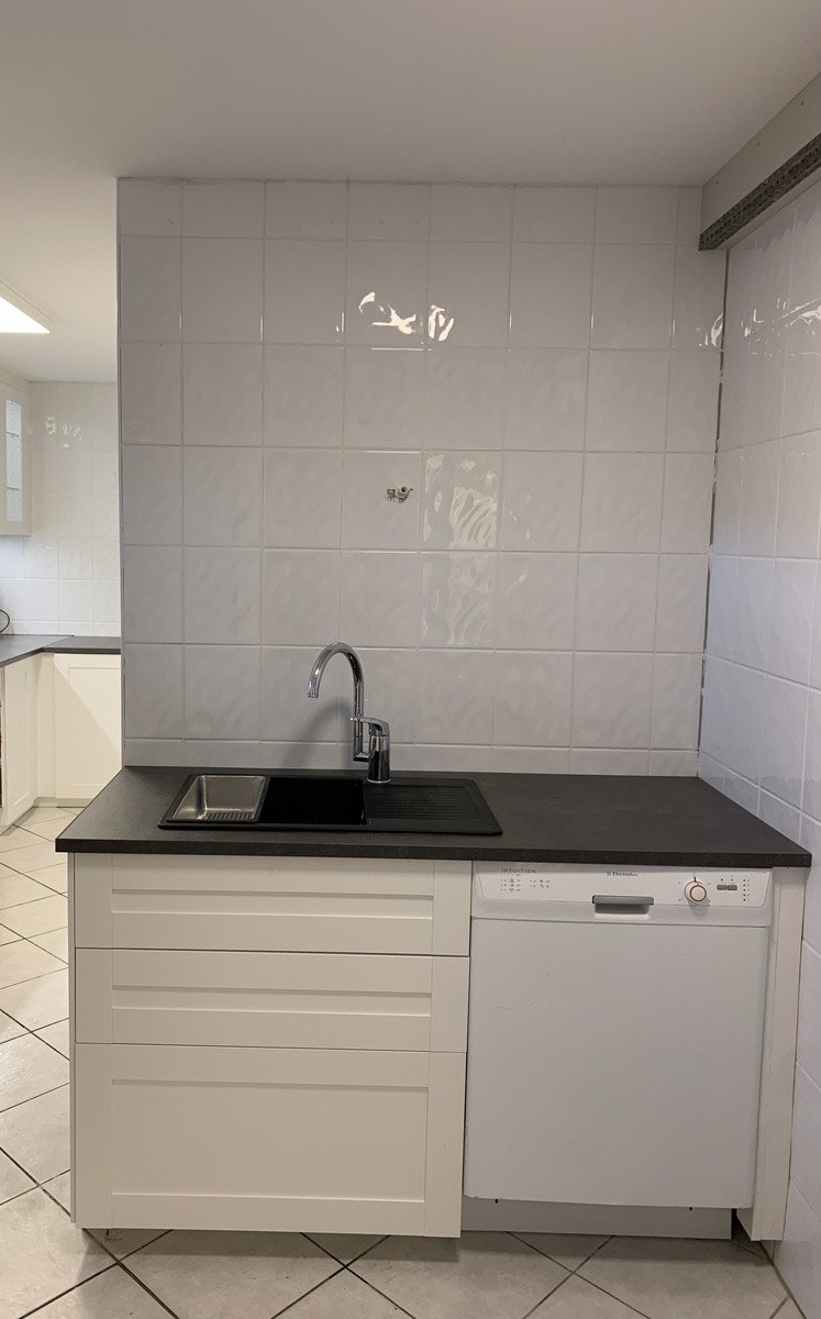 Kjøkken med oppvaskemaskin Galleribilde