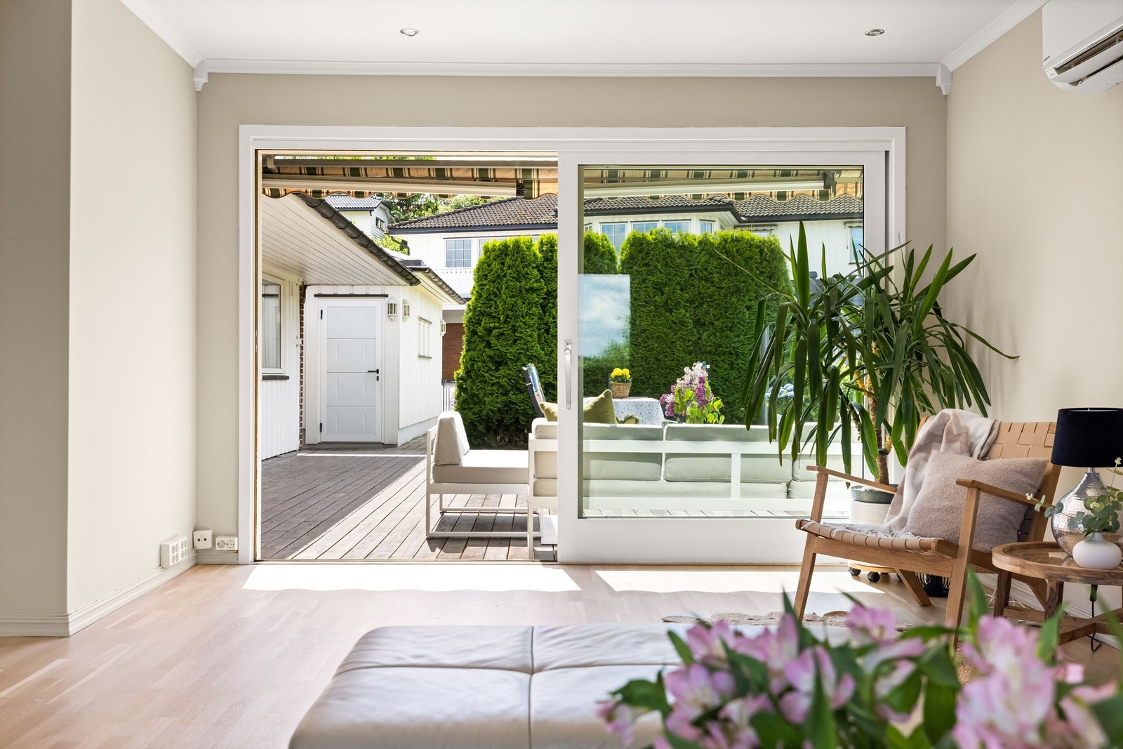 Fra stuen er det utgang til stor og fin terrasse. Galleribilde