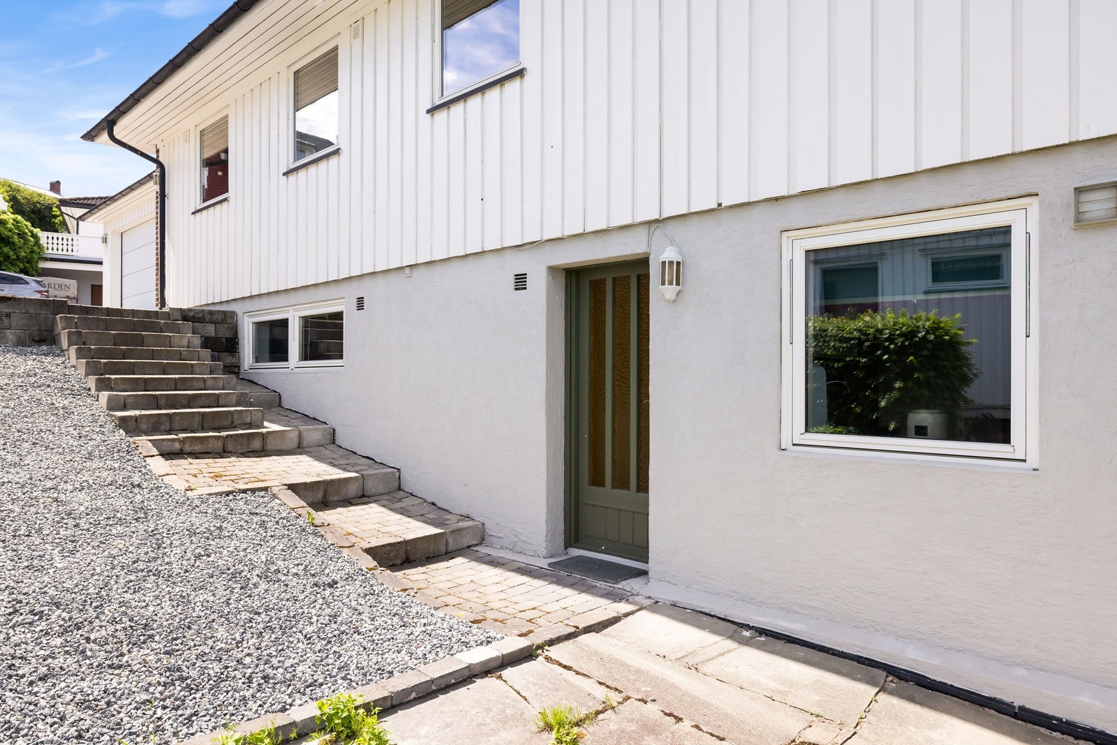 Felles inngang for begge hybelleilighetene med inngang på østsiden. Galleribilde