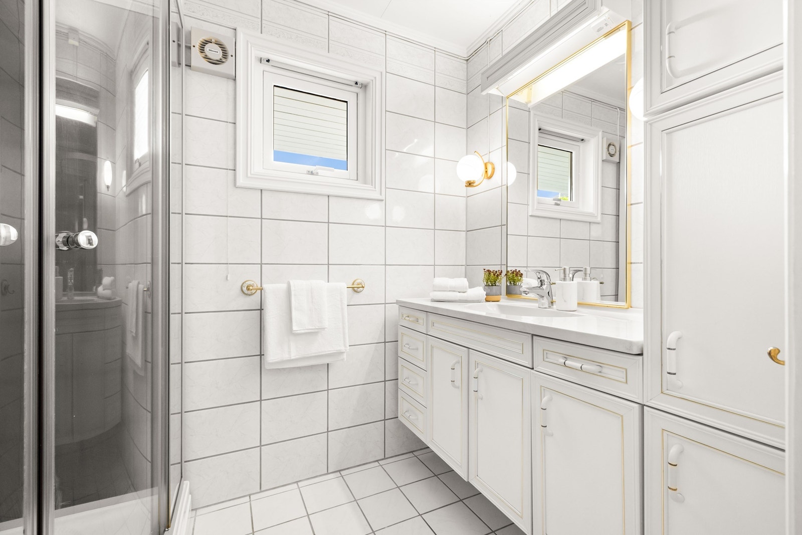 Hovedbaderom med flislagt gulv med varme og flislagte vegger. Galleribilde