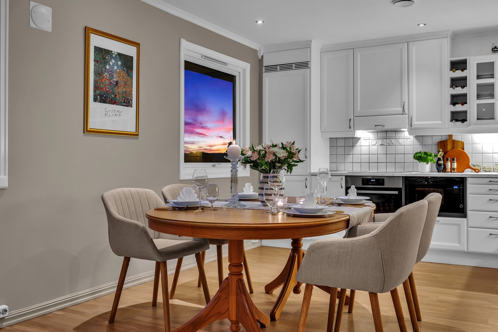 Rommet er praktisk designet med en løsning som utnytter plassen godt og har vindu som bidrar til ekstra naturlig belysning for kokken. Galleribilde