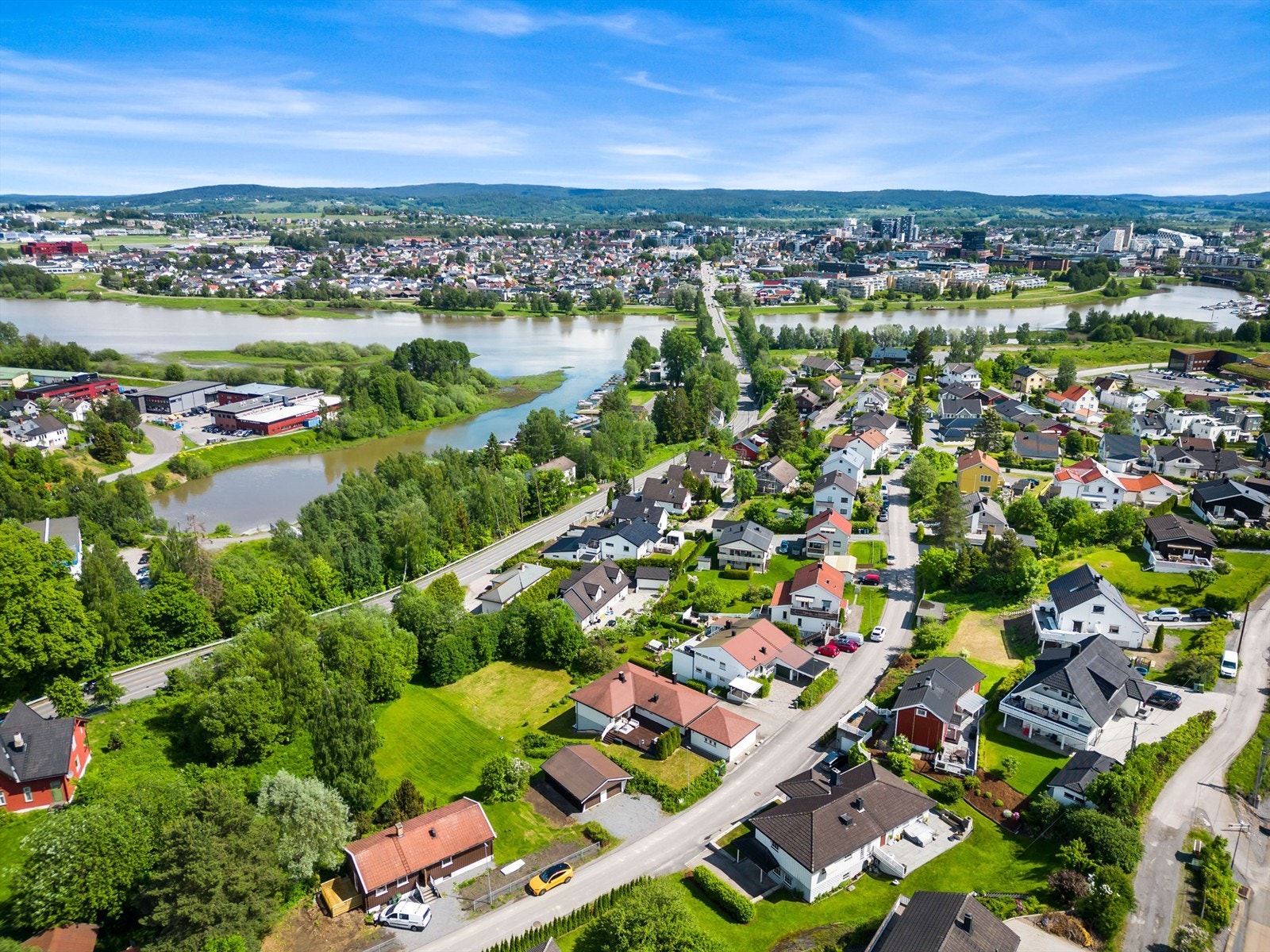 Stalsbergenga 7 har en sentrumsnær, men samtidig tilbaketrukket beliggenhet på Strømmen med gode solforhold. Området er ideelt for barnefamilier! Galleribilde