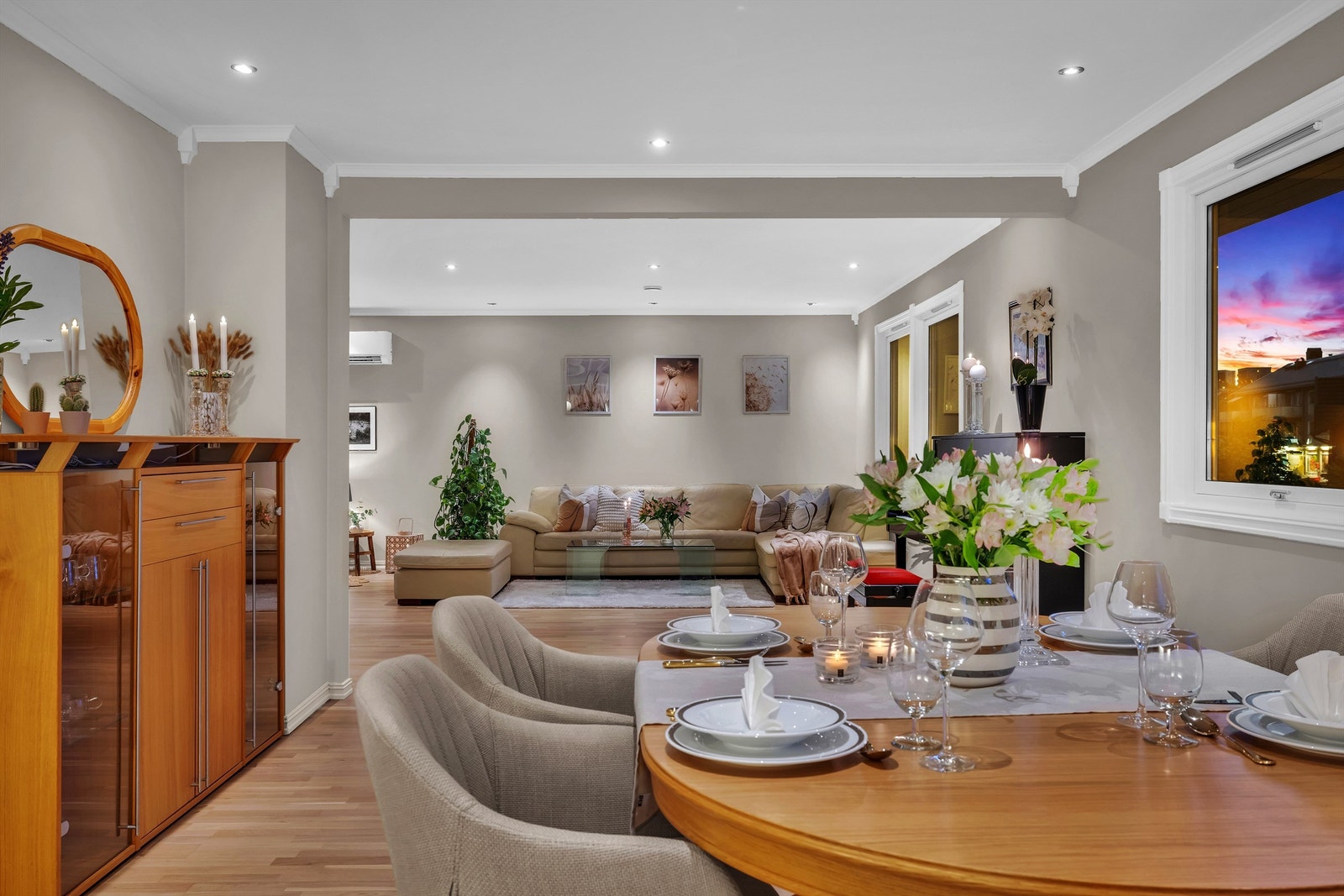 Naturlig plassering av spisestue ved kjøkkenet. Galleribilde