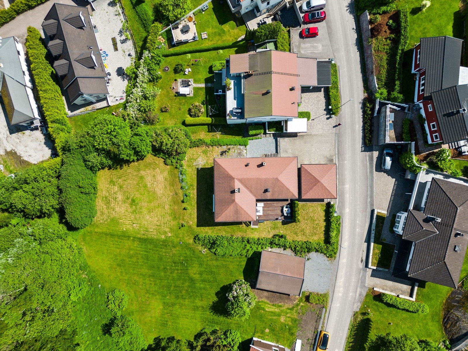 Eiertomt på totalt 1.180 kvm og består av to gårds- og bruksnummer. Boligens hus står på gnr. 77, bnr. 1135 med en tomtestørrelse på 690,2 og med tomt på gnr. 77, bnr. 1691 med en tomtestørrelse på 489,8. Galleribilde