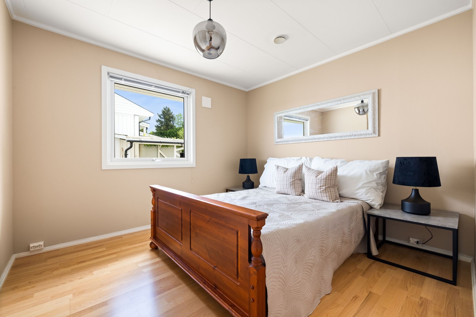 I første etasje er det fire soverom, som alle er av god størrelse og ligger i boligens ene ende, noe som gjør boligen svært barnevennlig. Garderobeskapene som er montert på soverommene, vil følge boligen videre. Galleribilde