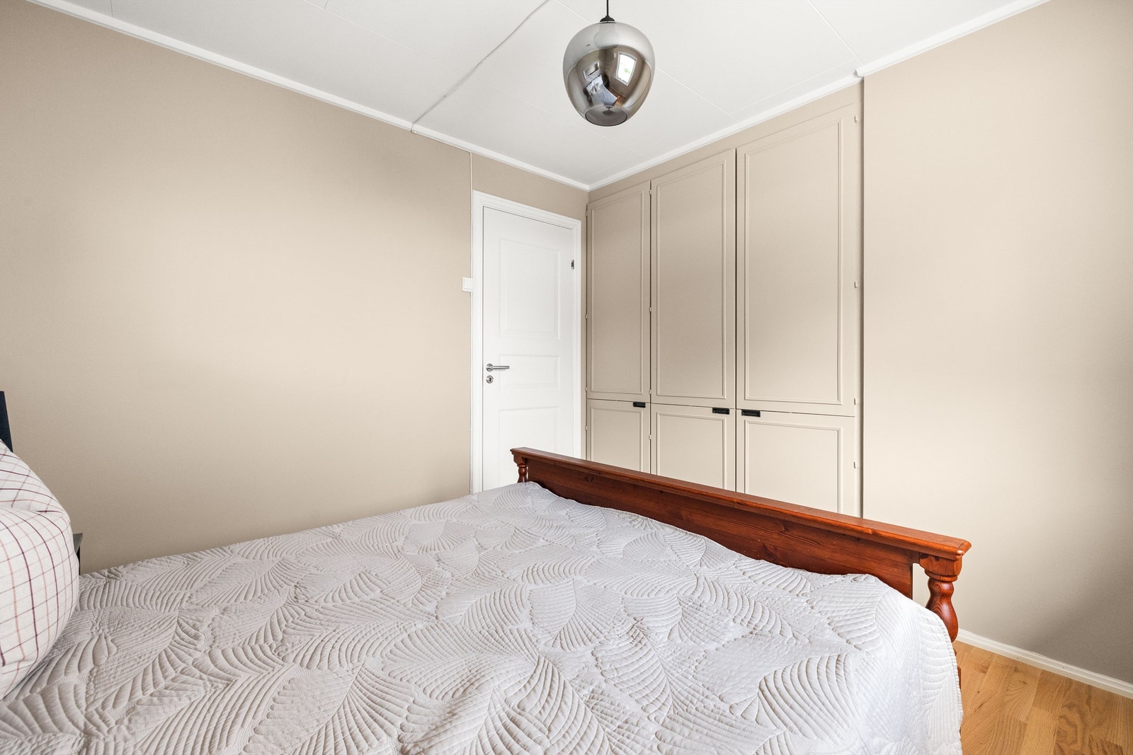 Hovedsoverommet har god plass til nattbord og seng, og godt med lagringsplass i garderobeskap. Galleribilde