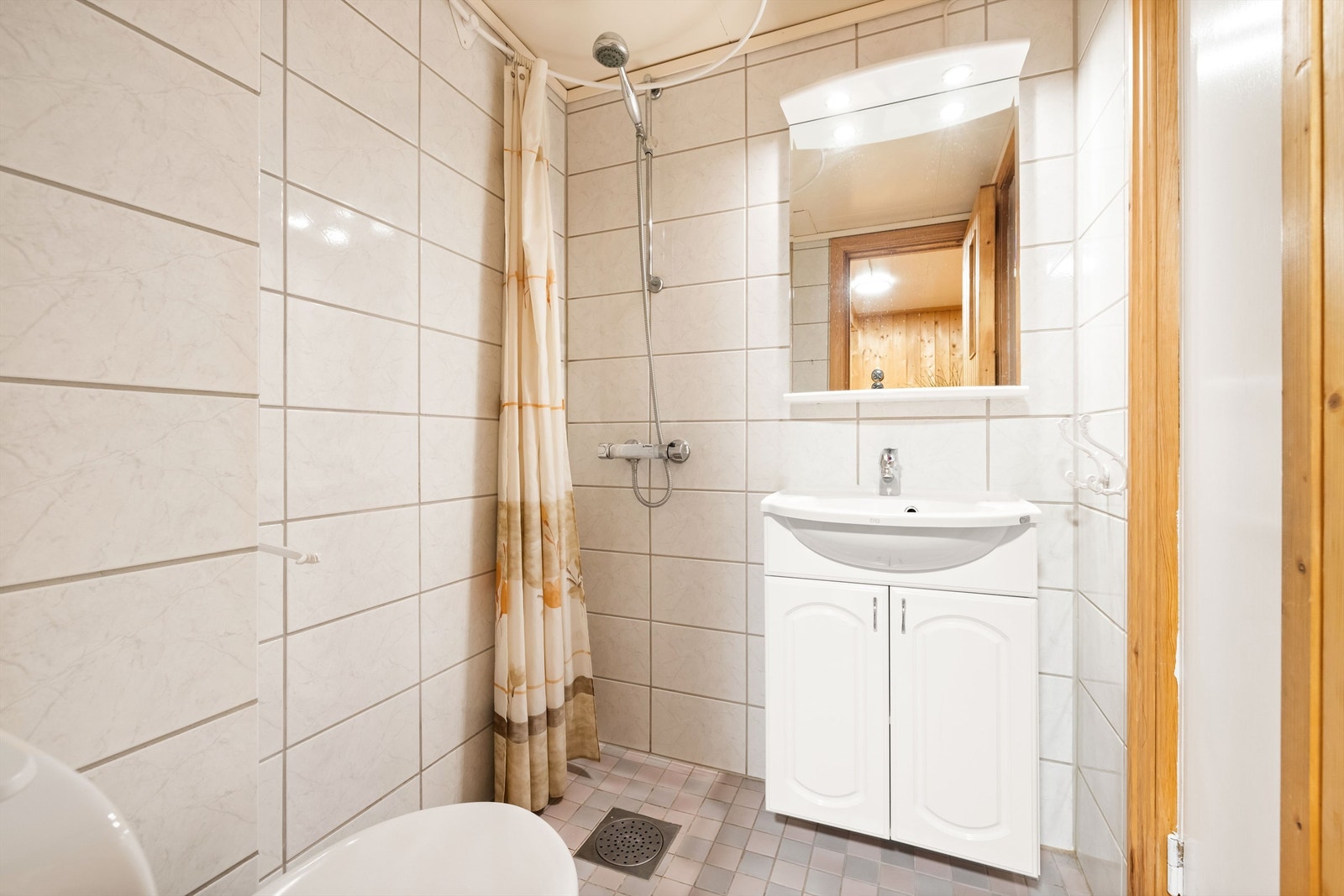 Baderom med fliser på gulv med varme og flislagte vegger i underetasjen. Galleribilde