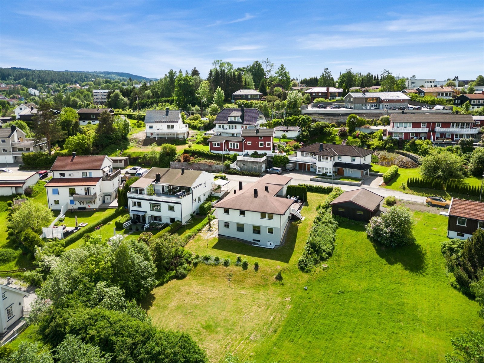 Det er trapp ned fra underetasjen, til boder med egen inngang fra hage. Galleribilde