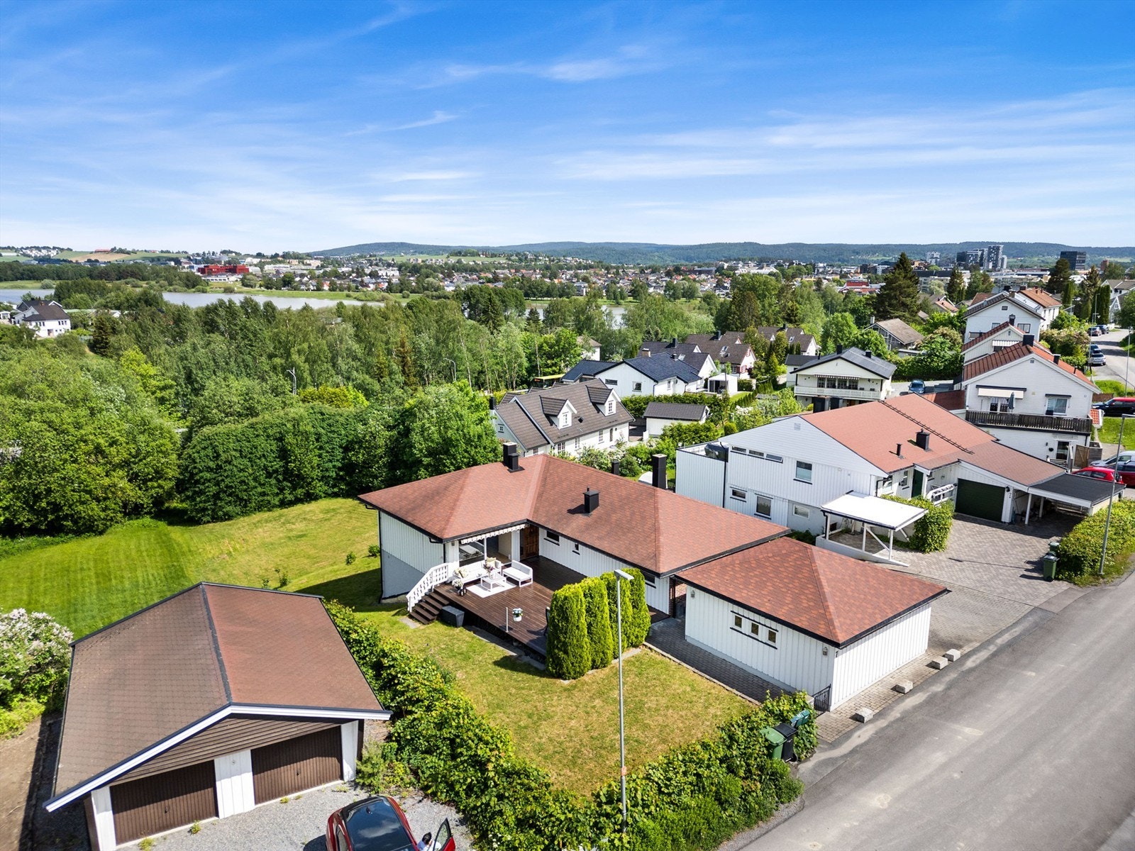 Fra boligen har du kort vei til barnehage, skoler i alle trinn, kollektivtransport (tog og buss), butikker og Strømmen Sentrum med alle fasiliteter. Det er også idylliske turmuligheter i umiddelbar nærhet. Galleribilde