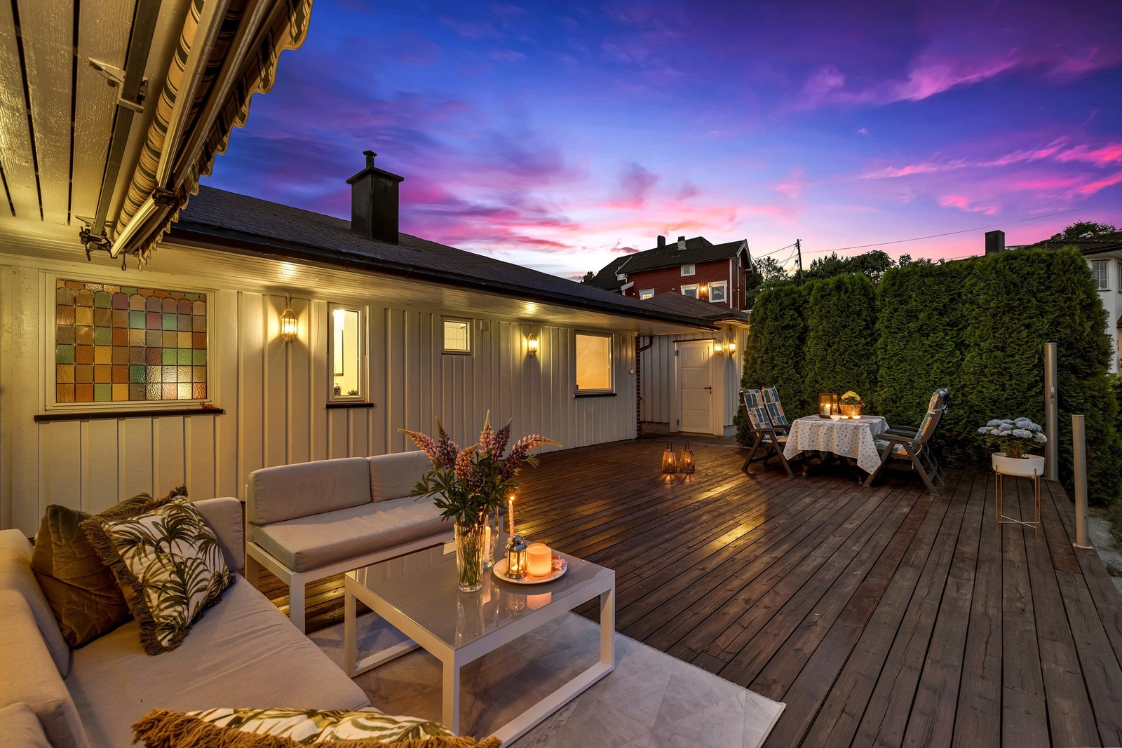 Solen kan nytes på terrassen, og det er god plass til ønskelig utemøblementer! Galleribilde