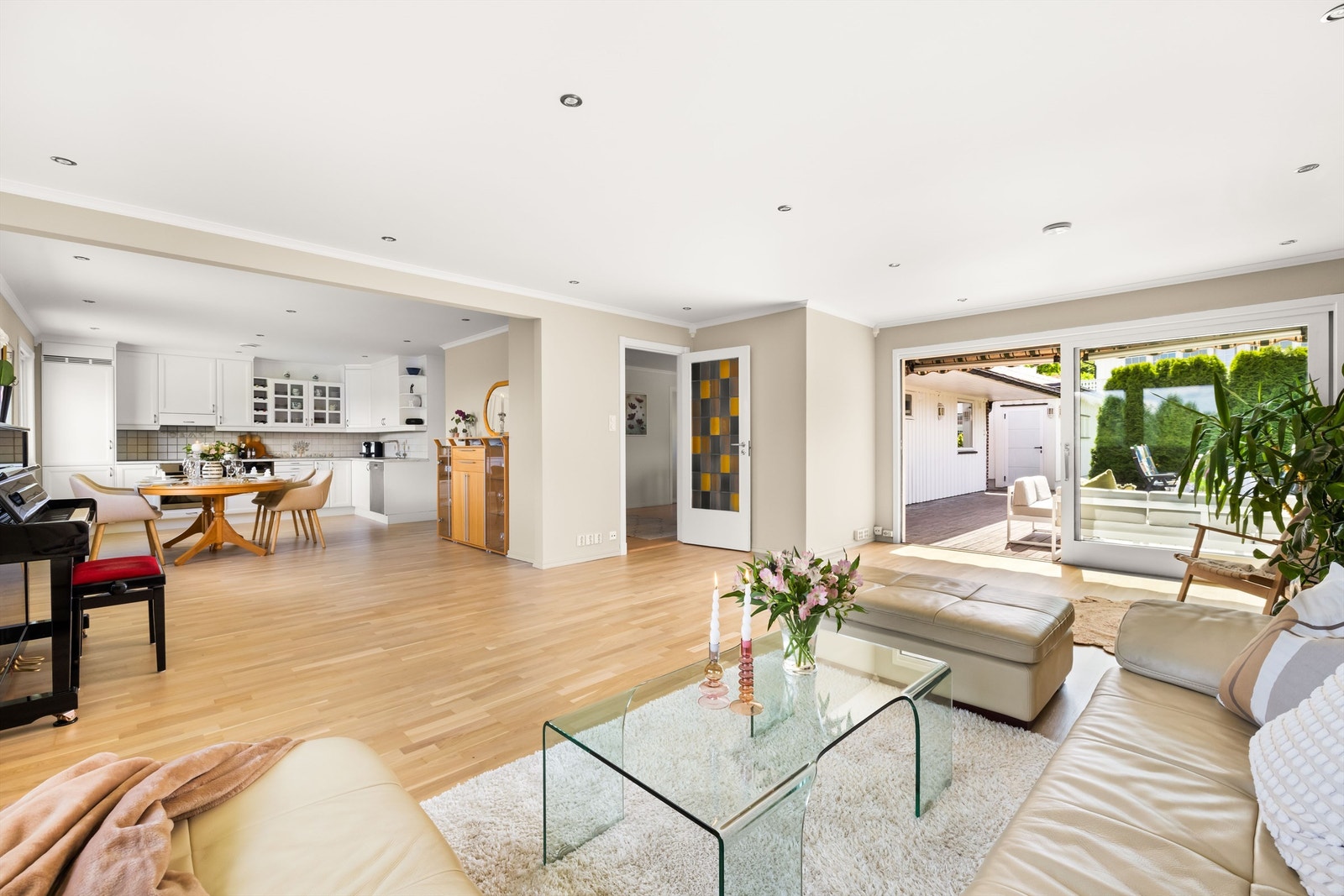 Boligen har en hyggelig stue- og spisestueløsning med god utforming, og en naturlig plassering av de ulike sonene. Galleribilde