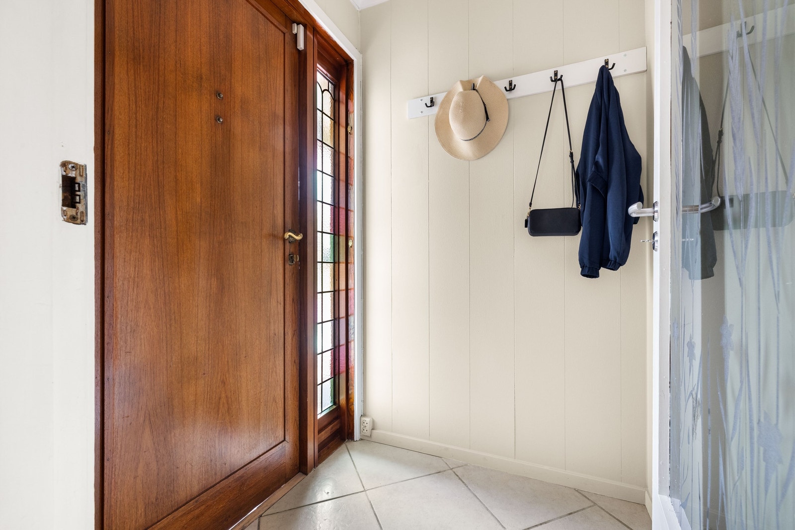 Velkommen inn! Flislagt gulv med panel på vegger i vindfang. Galleribilde