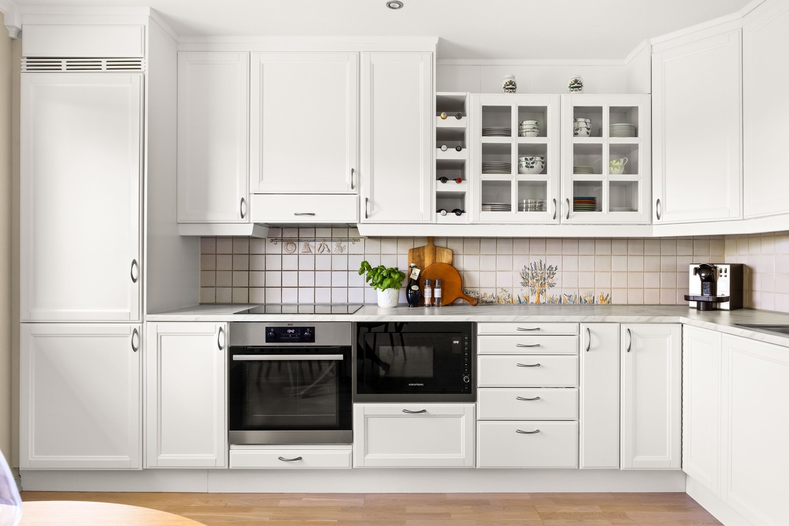 Kjøkkenet har hvite fronter fra Norema og har godt med benkeplate og oppbevaring. Galleribilde