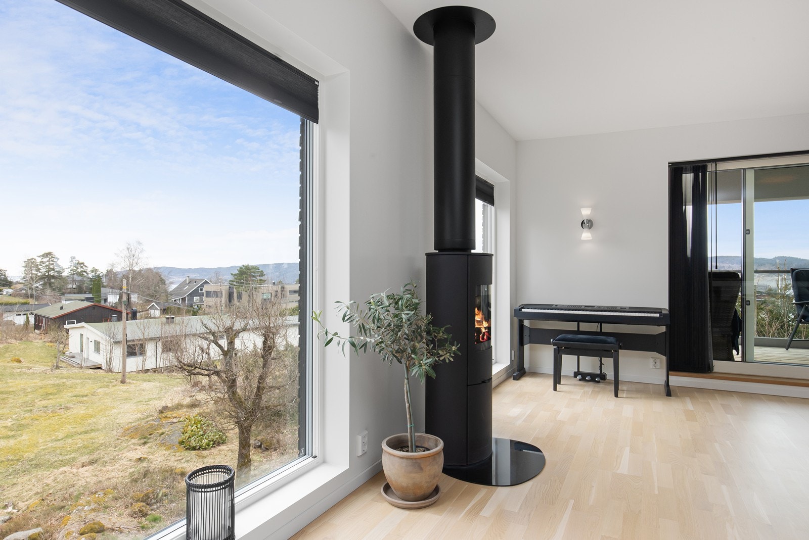 Gode vindusflater og pen peisovn i 2. etasje. Galleribilde