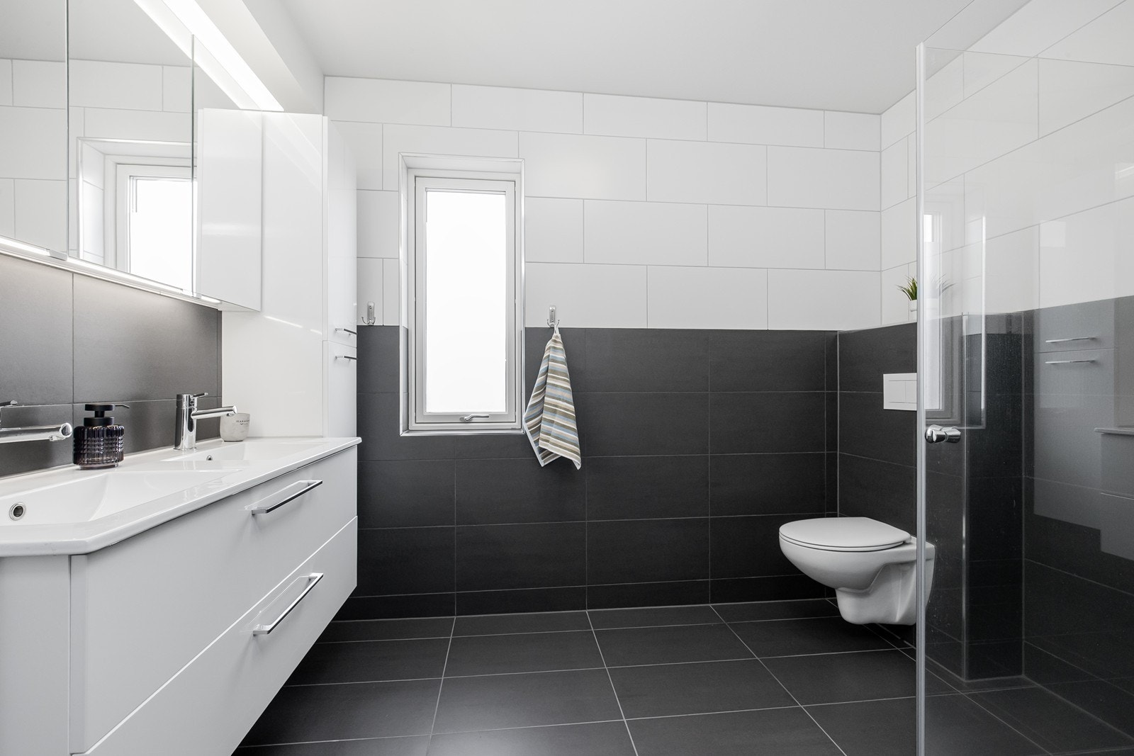 Lekkert flislagt bad med dusjnisje i tilknytning til hovedsoverommet. Galleribilde