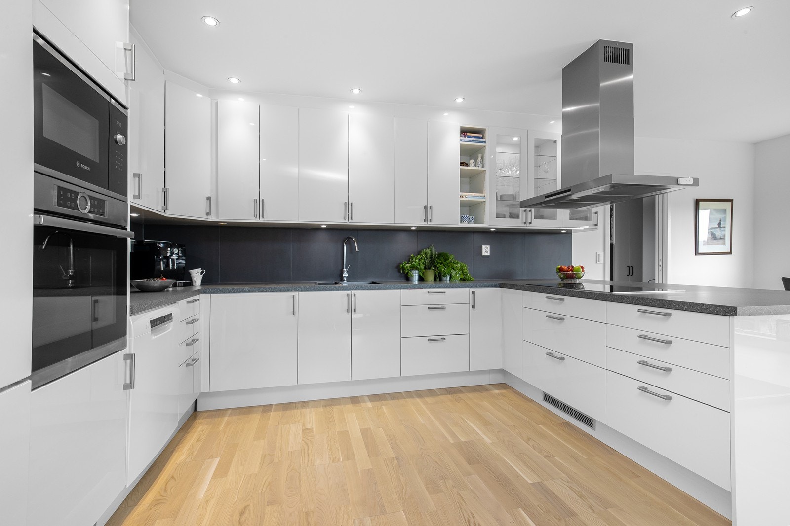 Delikat og praktisk kjøkken med alle hvitevarer integrert Galleribilde