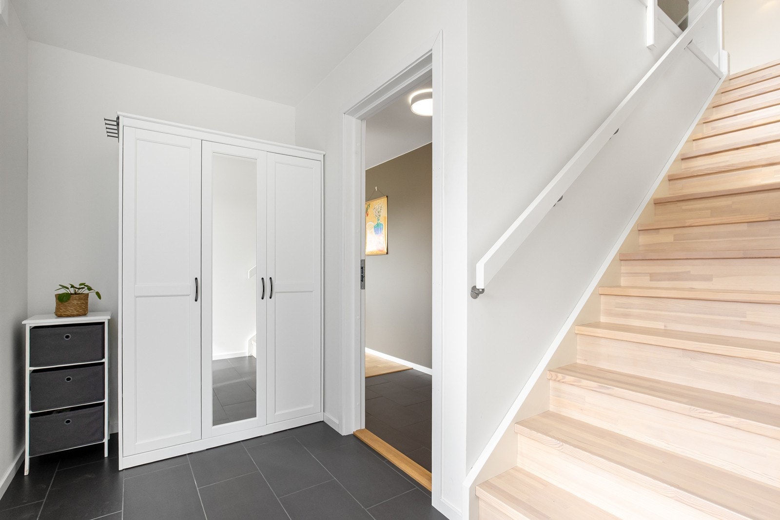 Entré med trapp opp til 2. etasje og dør inn til hybel. Galleribilde