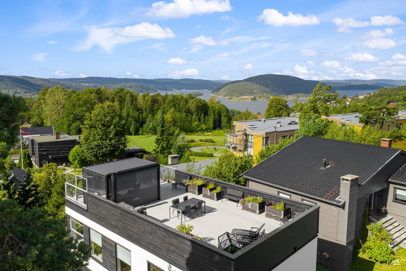 Tussefaret 6 A - Enebolig med hybel Galleribilde